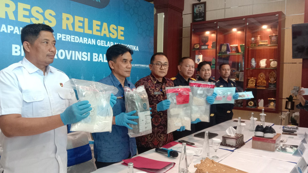 Konferensi pers BNN Provinsi Bali pengungkapan kasus narkotika menangkap 4 orang warga negara asing (WNA) di BNN Provinsi Bali, Kantor BNN Bali, Selasa (09/09/2025). tirto.id/Sandra Gisela Konpers kasus narkotika di Bali