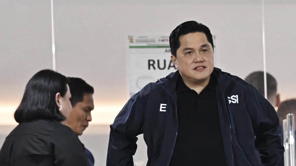Ketua Umum PSSI Erick Thohir (kanan) menyaksikan pertandingan Timnas Indonesia U-23 melawan Timnas Korea Selatan U-23 dalam kualifikasi Grup J Piala Asia U-23 2026 di Stadion Gelora Delta Sidoarjo, Jawa Timur, Selasa (9/9/2025). ANTARA FOTO/Sigid Kurniawan/mrh/rwa. Timnas Indonesia U-23 lawan Korea Selatan