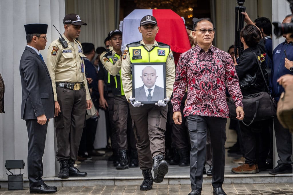 Menteri Luar Negeri Indonesia Sugiono (kiri) bersama pegawai Kementerian Luar Negeri melepas jenazah Zetro Leonardo Pubra saat penghormatan terakhir almarhum Staf Kedutaan Besar Republik Indonesia (KBRI) di Lima, Republik Peru, Zetro Leonardo Purba di Gedung Pancasila, Kementerian Luar Negeri, Jakarta, Kamis (11/9/2025). Penghormatan tersebut diberikan Kementerian Luar Negeri kepada Staf KBRI Lima Zetro Leonardo Purba yang meninggal dunia akibat ditembak oleh orang tak dikenal di Lima, Republik Peru pada Senin (1/9/2025) lalu. ANTARA FOTO/Bayu Pratama S Penghormatan terakhir almarhum Zetro Leonardo Purba