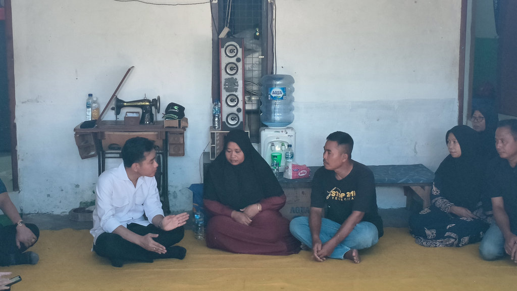 Wakil Presiden, Gibran Rakabuming Raka, mengunjungi rumah orang tua Dedek Rio Adi Saputra, salah satu korban meninggal dunia dalam banjir di Bali, Jumat (12/09/2025). Tirto.id/Sandra Gisela Wapres Kunjungi Korban Banjir Bali