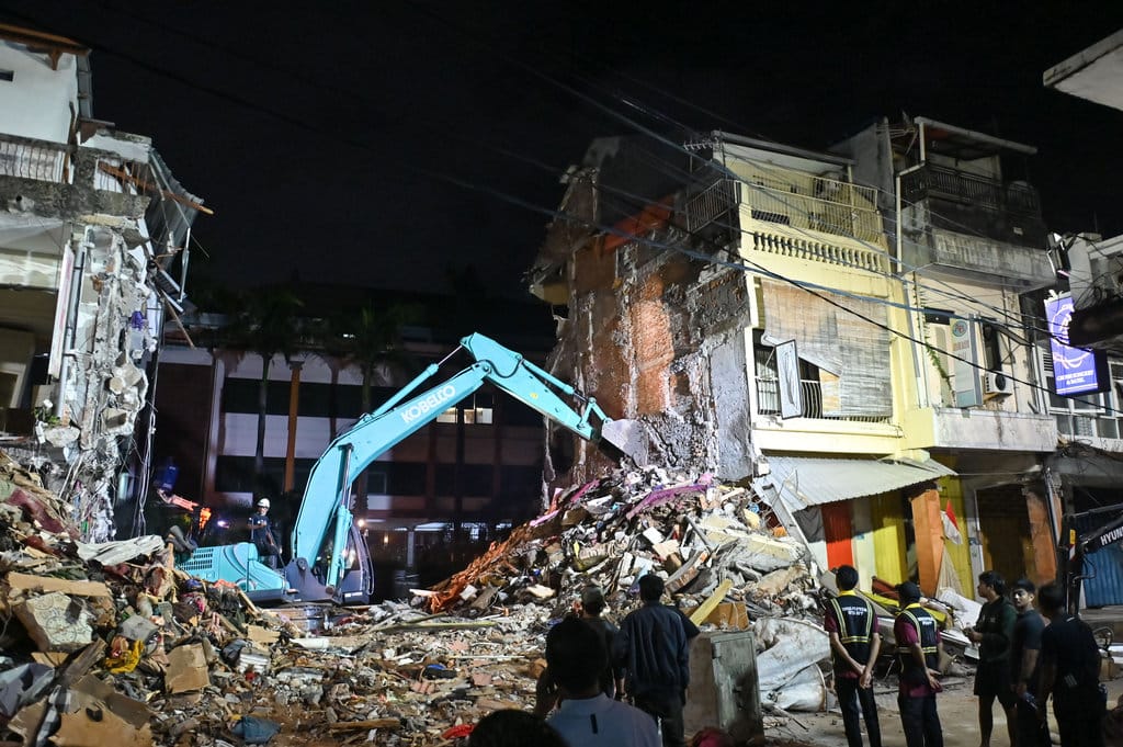 Petugas menggunakan alat berat melakukan proses pencarian korban di sekitar bangunan ruko yang hancur akibat diterjang banjir di kawasan Jalan Sulawesi, Denpasar, Bali, Kamis (11/9/2025). Berdasarkan data BNPB, hingga Kamis sore sebanyak 16 jenazah korban bencana banjir telah berhasil dievakuasi oleh tim SAR gabungan di sejumlah wilayah Bali. ANTARA FOTO/Fikri Yusuf/YU Pencarian korban banjir di Bali
