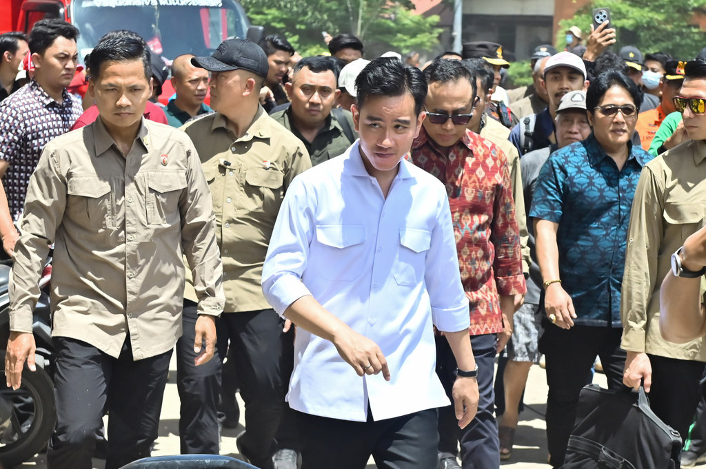 Wakil Presiden Gibran Rakabuming Raka (tengah) meninjau lokasi terdampak banjir di area Pasar Badung, Denpasar, Bali, Jumat (12/9/2025). Wapres Gibran melihat langsung kondisi lokasi terdampak banjir yang terjadi pada Rabu (10/9) di Pasar Badung dan Pasar Kumbasari serta meminta pemerintah daerah di Bali segera memperbaiki fasilitas umum yang rusak. ANTARA FOTO/Fikri Yusuf/tom. Wapres tinjau lokasi terdampak banjir di Bali
