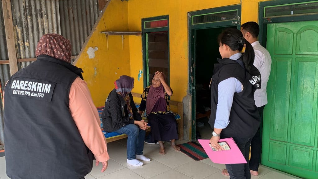 Tim penyidik Direktorat PPA dan PPO Bareskrim Polri saat menelusuri identitas keluarga anak AMK di Jawa Timur. FOTO/Dokumentasi Polri. Polisi Ungkap Identitas Keluarga Anak AMK