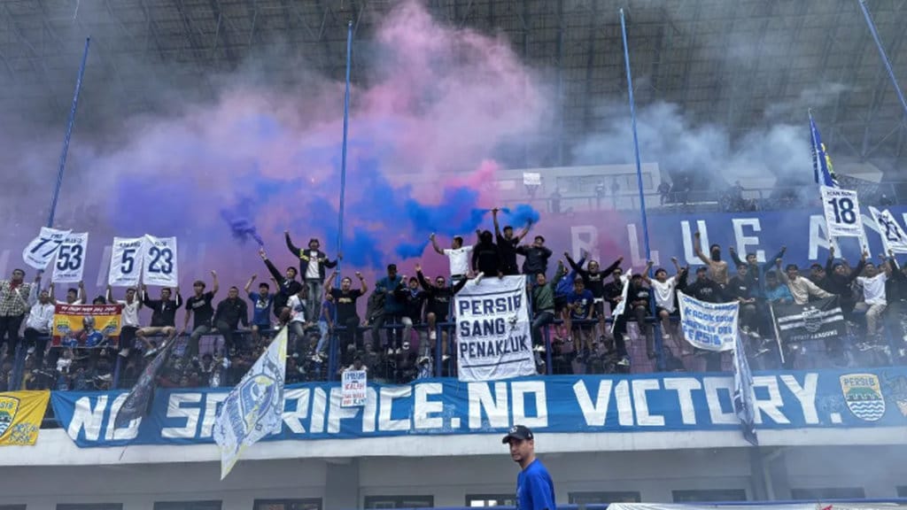 Arsip- Ribuan suporter Persib Bandung yakni Bobotoh saat memadati area tribun Stadion Gelora Bandung Lautan Api (GBLA), Kota Bandung, Jawa Barat. (ANTARA/Rubby Jovan) Suporter Persib Bandung di Stadion GBLA