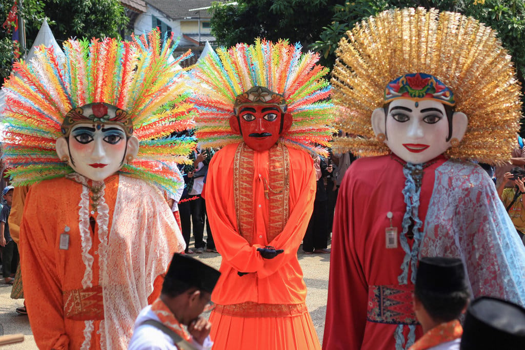 Sejumlah seniman ondel-ondel tampil dalam parade HUT ke-25 Perkampungan Budaya Betawi Setu Babakan (di Srengseng Sawah Jakarta, Sabtu (13/9/2025). ANTARA FOTO/Reno Esnir/app/nz Parade Ondel-ondel Setu Babakan