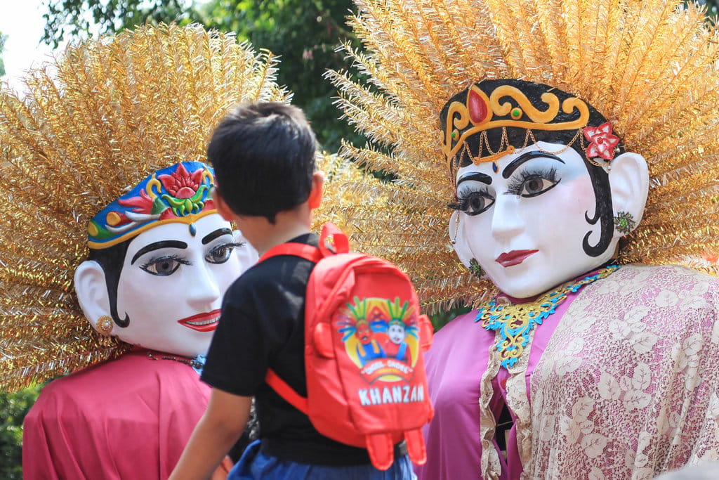 Sejumlah seniman ondel-ondel tampil dalam parade HUT ke-25 Perkampungan Budaya Betawi Setu Babakan (di Srengseng Sawah Jakarta, Sabtu (13/9/2025). ANTARA FOTO/Reno Esnir/app/nz Parade Ondel-ondel Setu Babakan
