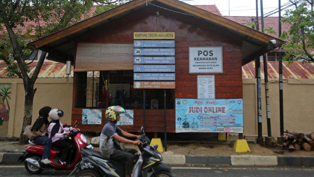 Warga melintas di depan Pos Keamanan, Desa Kuta Baro, Kecamatan Kuta Alam, Banda Aceh, Aceh, Minggu (14/9/2025). ANTARA FOTO/Ampelsa/rwa. Instruksi pengaktifan kembali siskamling