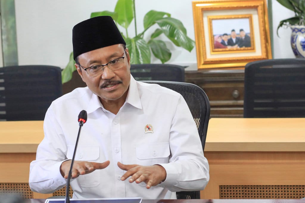 Menteri Sosial Saifullah Yusuf menyampaikan keterangan pers terkait isu terkini di Kantor Kementerian Sosial, Jakarta, Senin (15/9/2025). Kemensos mencatat penyaluran bantuan sosial (bansos) triwulan III hingga 15 September 2025 telah mencapai sekitar 75 persen, antara lain bansos untuk Keluarga Penerima Manfaat (KPM) sembako mencapai 75,89 persen dari total kuota 18.277.083 orang dan bansos Keluarga Penerima Manfaat Program Keluarga Harapan (KPM PKH) mencapai 74,43 persen dari total kuota 10.000.000 KPM. ANTARA FOTO/Reno Esnir/app/nz Realisasi penyaluran Bansos