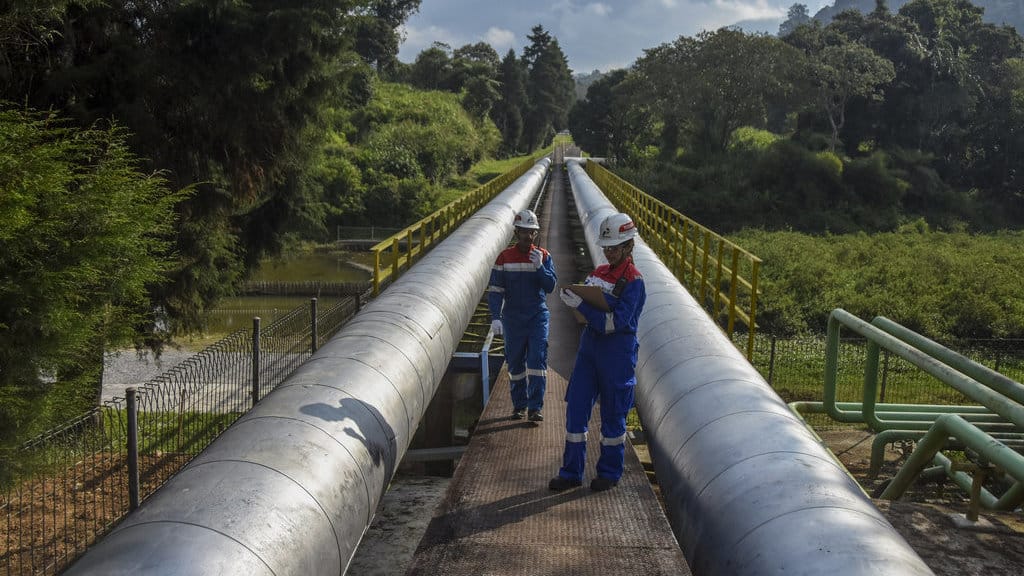 Pekerja memeriksa pipa Pembangkit Listrik Tenaga Panas bumi (PLTP) di Pertamina Geothermal Energy (PGE) Area Kamojang, Kabupaten Bandung, Jawa Barat, Senin (15/9/2025). Kementerian Energi dan Sumber Daya Mineral (ESDM) mencatat Indonesia merupakan negara dengan potensi panas bumi terbesar di dunia, mencapai sekitar 40 persen dari total potensi global atau sekitar 23,7 gigawatt (GW) dan menargetkan penambahan kapasitas PLTP sebesar 5,2 GW pada Rencana Usaha Penyediaan Tenaga Listrik (RUPTL) 2025-2034. ANTAFOTO/Adeng Bustomi/nz Target energi panas bumi