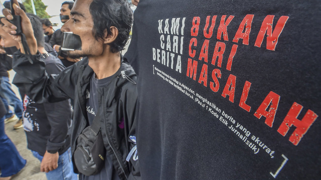 Sejumlah jurnalis dan pers mahasiswa yang tergabung dalam Koalisi Anti Pembungkaman Demokrasi melakukan aksi diam sambil membentangkan poster di Mapolda Jambi, Jambi, Rabu (17/9/2025). Aksi gabungan beberapa organisasi pers seperti Pewarta Foto Indonesia (PFI) Jambi, Aliansi Jurnalis Independen (AJI) Jambi, dan Ikatan Jurnalis Televisi Indonesia (IJTI) Jambi tersebut di antaranya menuntut dilakukannya proses hukum pada oknum polisi setempat yang diduga menghalang-halangi beberapa jurnalis saat melakukan peliputan dan meminta Kapolda Jambi meminta maaf secara terbuka atas kejadian tersebut. ANTARA FOTO/Wahdi Septiawan/bar Aksi solidaritas jurnalis di Mapolda Jambi