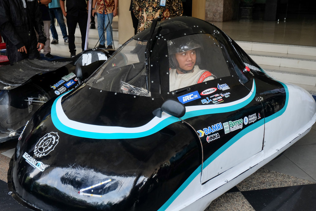 Mahasiswa anggota Tim Bengawan UNS Solo menaiki mobil hemat energi Nirankara 3.0 dan Wirasena saat acara peluncuran di kampus UNS, Solo, Jawa Tengah, Rabu (17/9/2025). TTim Bengawan UNS akan membawa hasil riset dan inovasi kendaraan hemat energi ramah lingkungan tersebut pada ajang Shell Eco-Marathon Asia Pacific dan Middle East pada Januari 2026 di Qatar. ANTARA FOTO/Maulana Surya/bar Peluncuran mobil hemat energi Bengawan UNS