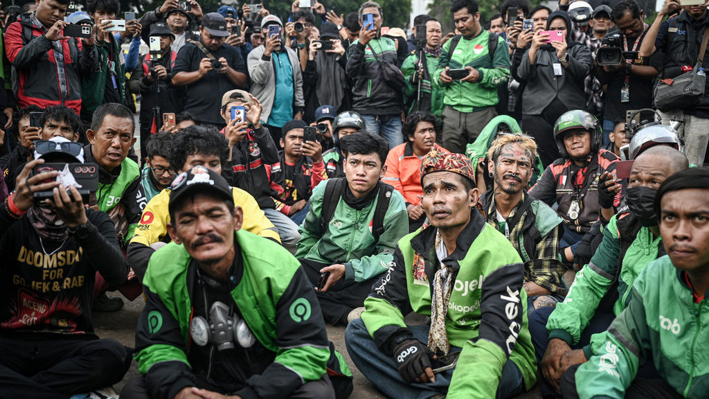 Sejumlah pengemudi ojek online (ojol) mendengarkan orasi saat aksi di depan Gedung DPR, Jakarta, Rabu (17/9/2025). ANTARA FOTO/Fauzan/rwa. Aksi ojek daring di DPR