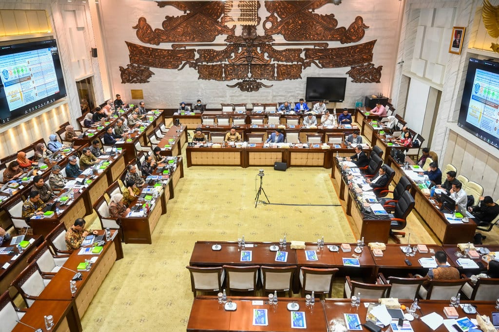 Suasana rapat kerja Gubernur Bank Indonesia (BI) bersama Komisi XI DPR di Kompleks Parlemen Senayan, Jakarta, Senin (22/9/2025). BI menyatakan siap menanggung sebagian beban bunga untuk sejumlah program strategis pemerintah khususnya yang berkaitan dengan penguatan ekonomi kerakyatan. ANTARA FOTO/Rivan Awal Lingga/rwa. Raker Gubernur BI dengan Komisi XI DPR