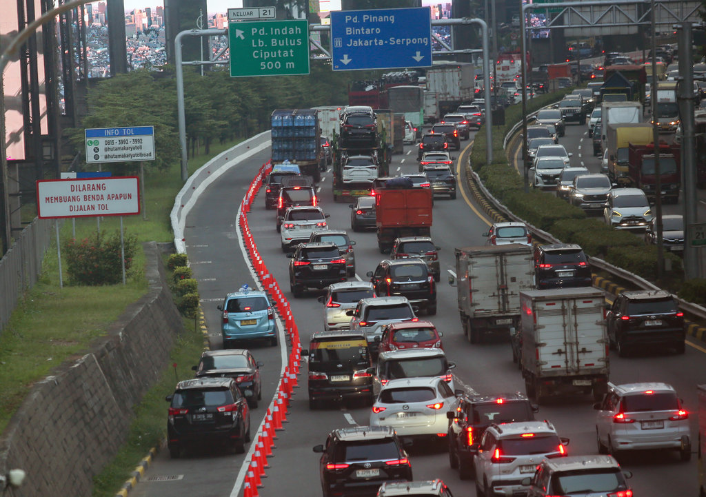 Kendaraan roda empat melintasi jalan Tol TB Simatupang secara gratis (lajur paling kiri) saat pelaksanaan rekayasa lalu lintas di Gerbang Tol (GT) Fatmawati 2 kawasan Jalan TB Simatupang, Jakarta, Senin (15/9/2025). Pemrov DKI Jakarta melakukan uji coba rekayasa laluntas dengan skema pembukaan GT Fatmawati 2 paling kiri secara gratis hingga pintu keluar Lebak Bulus, uji coba ini rencananya hingga Jumat (19/9) untuk mengatasi kemacetan di kawasan tersebut. ANTARA FOTO/Muhammad Iqbal/nz Rekayasa lalu lintas di jalan TB Simatupang