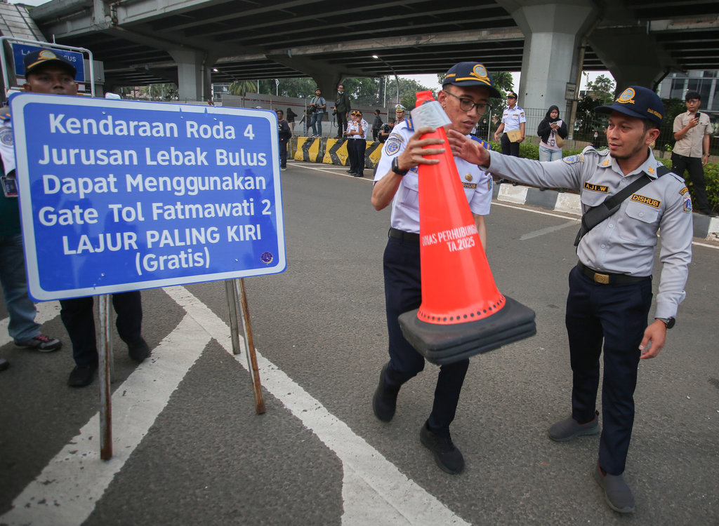 Petugas Dinas Perhubungan DKI Jakarta melakukan persiapan pelaksanaan rekayasa lalu lintas di Gerbang Tol (GT) Fatmawati 2 kawasan Jalan TB Simatupang, Jakarta, Senin (15/9/2025). Pemrov DKI Jakarta melakukan uji coba rekayasa laluntas dengan skema pembukaan GT Fatmawati 2 paling kiri secara gratis hingga pintu keluar Lebak Bulus, uji coba ini rencananya hingga Jumat (19/9) untuk mengatasi kemacetan di kawasan tersebut. ANTARA FOTO/Muhammad Iqbal/nz Rekayasa lalu lintas di jalan TB Simatupang