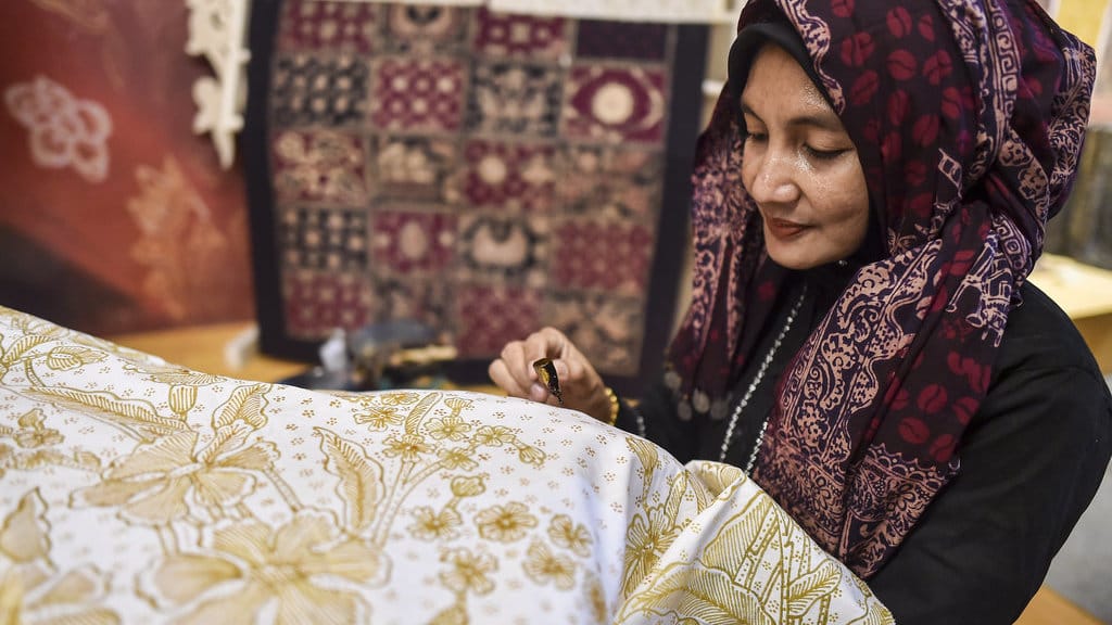 Petugas melanjutkan pembuatan batik saat pembukaan Pameran Kenduri Swarnabhumi di Museum Siginjei, Jambi, Selasa (23/9/2025). ANTARA FOTO/Wahdi Septiawan/nz. Pameran Kenduri Swarnabhumi di Jambi