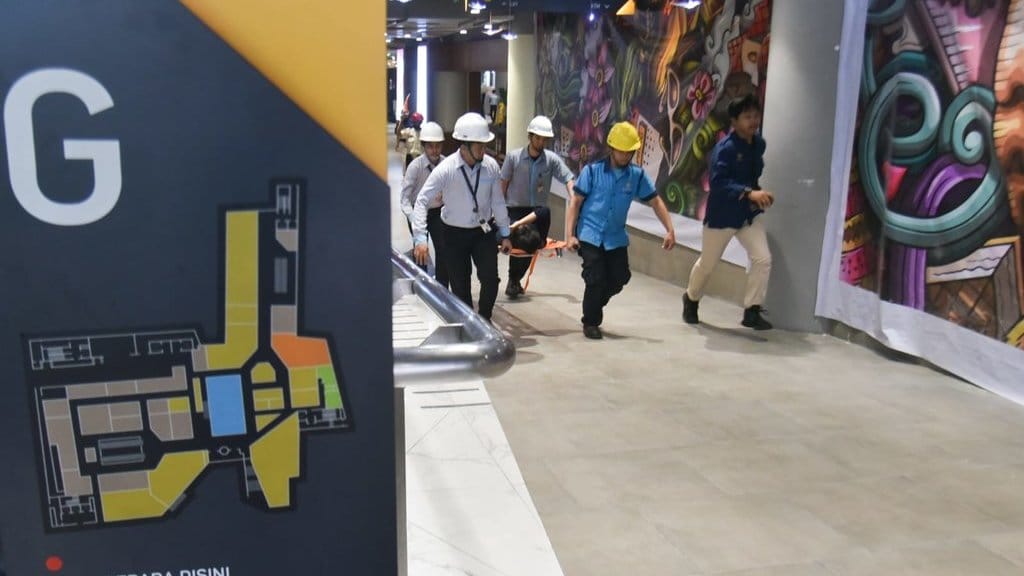 BPBD Kota Bandung adakan simulasi mitigasi bencana gempa di pusat perbelanjaan, The Kings Shopping Centre, Kota Bandung, pada Selasa (23/9/2025). tirto.id/Amad NZ. Mitigasi Bencana Gempa Bandung