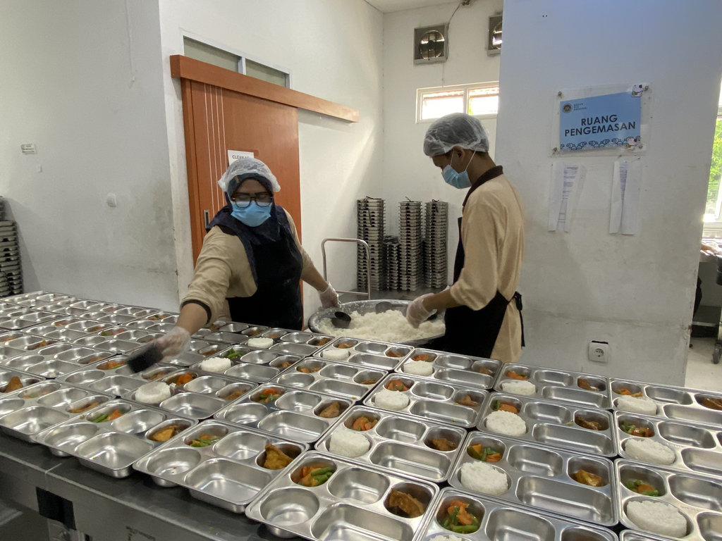 Proses penyajian makanan bergizi gratis di SPPG Palmerah, Jakarta Barat, Selasa (23/9/2025). tirto.id/Rahma Dwi Safitri Proses Makan Bergizi Gratis di SPPG Palmerah
