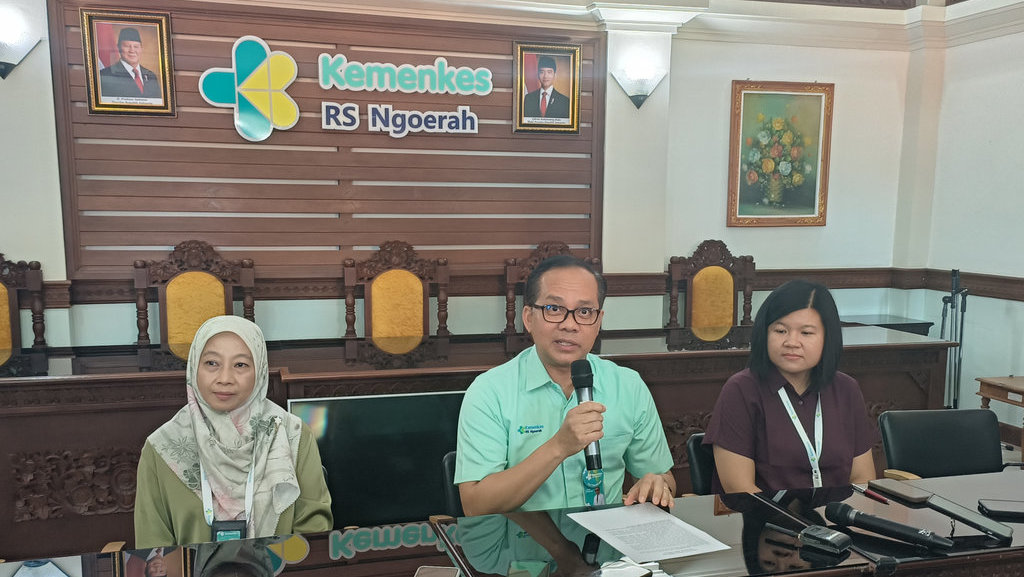 Konferensi pers untuk mengklarifikasi kasus jantung Byron Haddow di RSUP Prof. Ngoerah, Denpasar, Rabu (24/09/2025). Tirto.id/Sandra Gisela Konpers RSUP Prof Ngoerah
