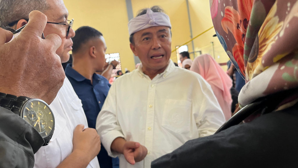 Sekretaris Daerah Jawa Barat, Herman Suryatman, meninjau langsung penanganan korban keracunan massal program MBG di GOR Kecamatan Cipongkor, Bandung Barat, Rabu (24/9/2025). (Foto: Info Bandung Barat/Gilang) Korban Keracunan MBG di Bandung Barat