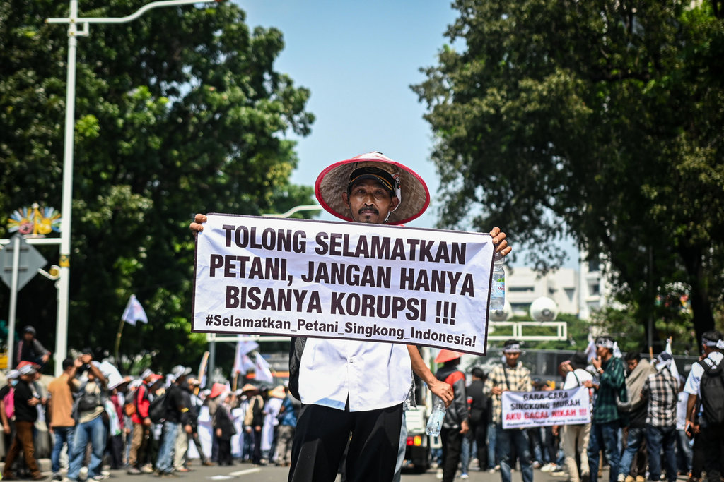 Pengunjuk rasa membawa poster aspirasi saat aksi Hari Tani Nasional ke-65 di Jalan Merdeka Selatan, Jakarta, Rabu (24/9/2025). Serikat Petani Indonesia dari sejumlah daerah menggelar unjuk rasa untuk menuntut pemerintah agar mewujudkan reformasi agraria demi kesejahteraan petani dan kedaulatan pangan bagi rakyat. ANTARA FOTO/Sulthony Hasanuddin/nym. Aksi Hari Tani Nasional di Jakarta