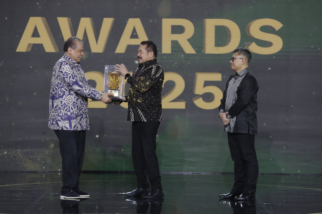 Jaksa Agung Prof. Dr. ST Burhanuddin, S.H., M.M. menerima penghargaan khusus dari Transmedia sebagai Tokoh Progresif dalam Penegakan Hukum yang diberikan langsung oleh Chairman CT Corp Chairul Tanjung. (FOTO/dok.Kejaksaan Agung) Body Artikel 1 Kejaksaan Agung II 6
