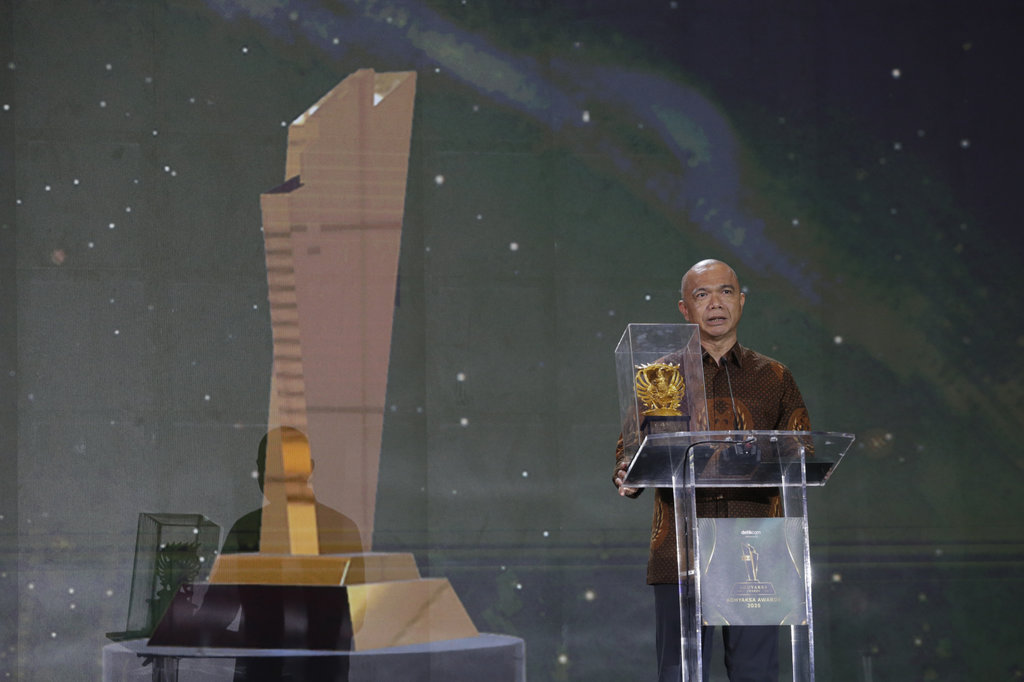 Jaksa Agung Muda Intelijen (JAM-Intel) Prof. Dr. Reda Manthovani, S.H., LL.M. menerima penghargaan khusus sebagai Tokoh Adhyaksa Peduli Lingkungan. (FOTO/dok.Kejaksaan Agung) Body Artikel 2 Kejaksaan Agung II 6