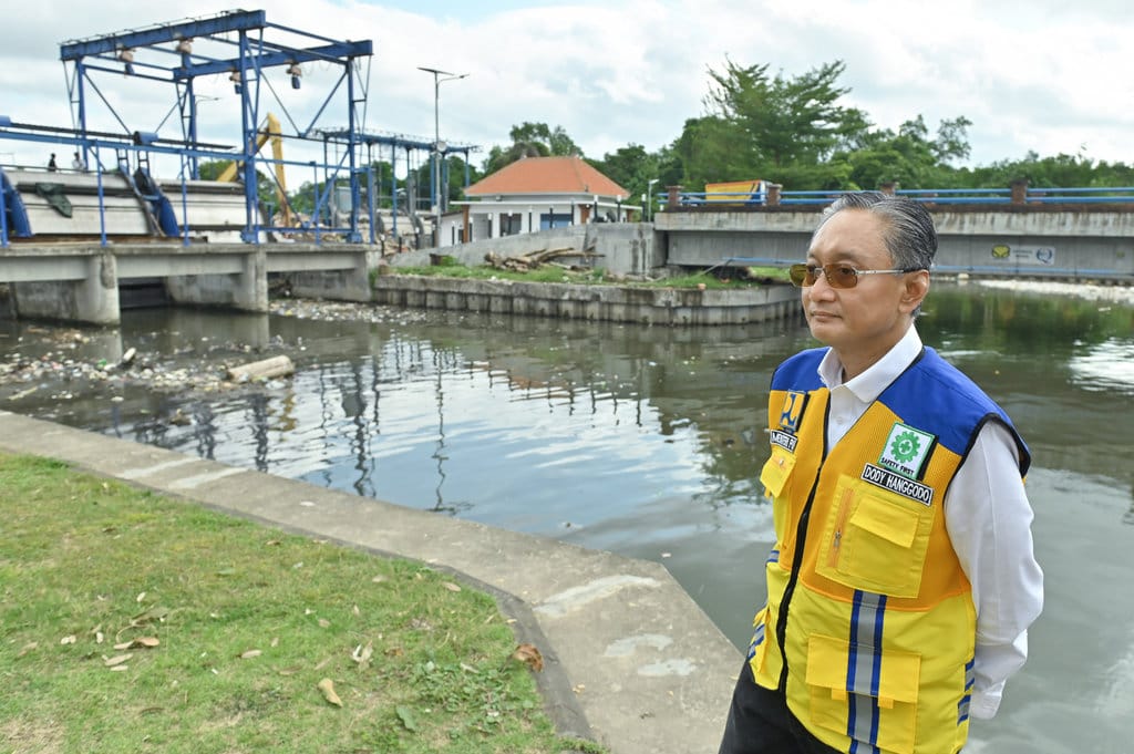 Menteri Pekerjaan Umum (PU) Dody Hanggodo mengamati penanganan sampah yang terbawa arus sungai saat meninjau Waduk Muara Nusa Dua, Bali, Sabtu (20/9/2025). Dalam kunjungannya Dody Hanggodo meninjau kondisi infrastuktur yang terdampak bencana banjir Bali pada Rabu (10/9) dan memastikan berbagai upaya penanganan dan perbaikan telah dilakukan. ANTARA FOTO/Fikri Yusuf/tom. Menteri PU tinjau penanganan banjir di Bali