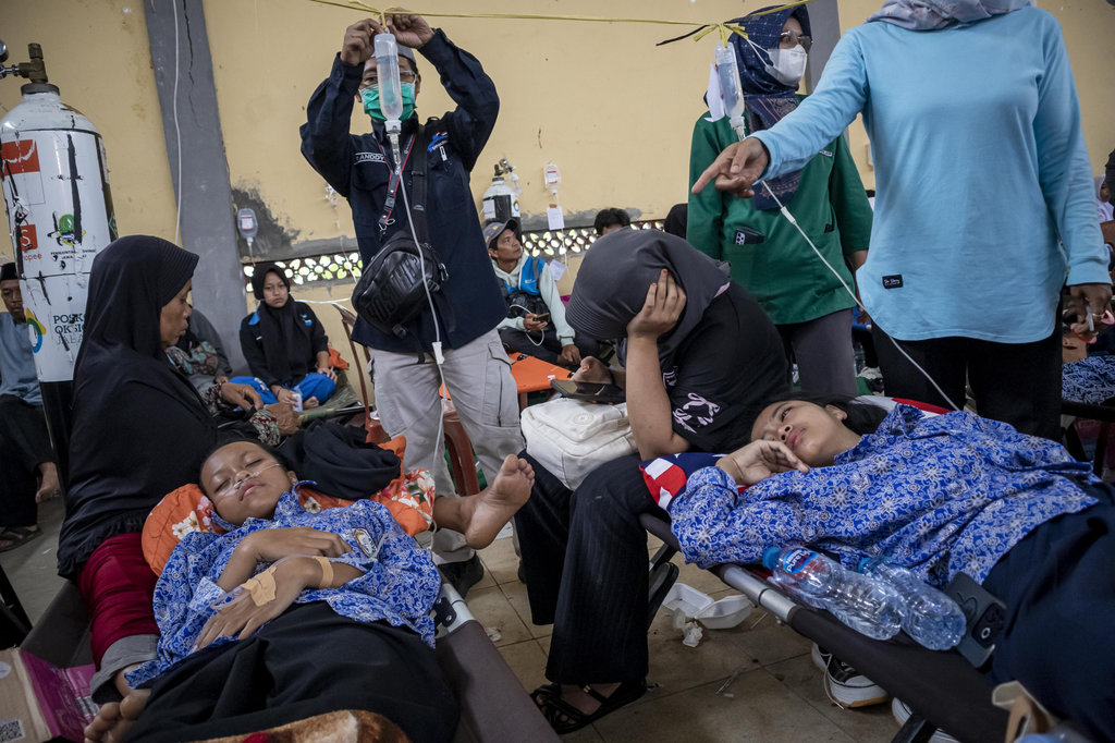 Siswa korban keracunan usai menyantap menu makan bergizi gratis (MBG) menjalani perawatan medis di Posko Penanganan di Kantor Kecamatan Cipongkor, Kabupaten Bandung Barat, Jawa Barat, Rabu (24/9/2025). ANTARA FOTO/Abdan Syakura/nym. Penanganan korban keracunan MBG di Bandung Barat