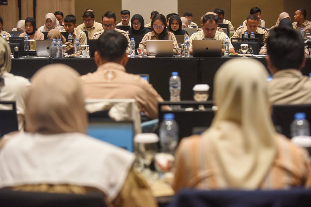 Verifikatur Badan Gizi Nasional (BGN) melakukan proses verifikasi calon mitra program Makan Bergizi Gratis (MBG) di kawasan Kota Wisata Cibubur, Kabupaten Bogor, Jawa Barat, Kamis (25/9/2025). Wakil Kepala Badan Gizi Nasional (BGN) Sony Sanjaya mengatakan jumlah keseluruhan Satuan Pelayanan Pemenuhan Gizi (SPPG) yang sudah lulus verifikasi sebanyak 9.230, dimana sebanyak 8.018 sudah beroperasi sebagai mitra dalam program MBG. ANTARA FOTO/Indrianto Eko Suwarso/agr Verifikasi calon mitra program Makan Bergizi Gratis