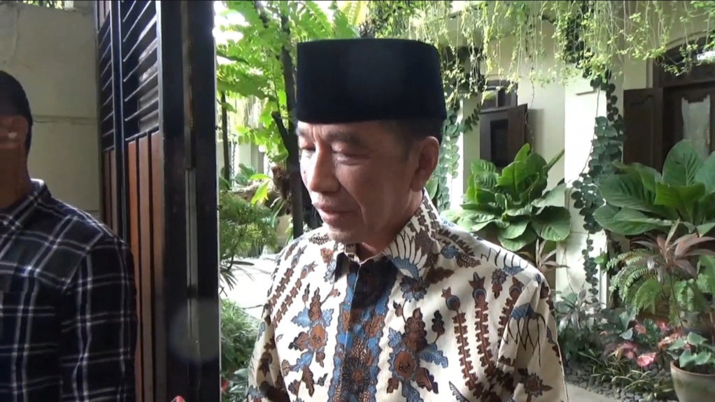 Eks Napiter sekaligus pengasuh Ponpes Al-Mukmin Ngruki Sukoharjo, Abu Bakar Ba'asyir temui Jokowi di kediaman Presiden RI Ke-7 di Solo, Senin (29/9) siang. (FOTO/Febri Nugroho) Abu Bakar Ba'asyir temui Jokowi