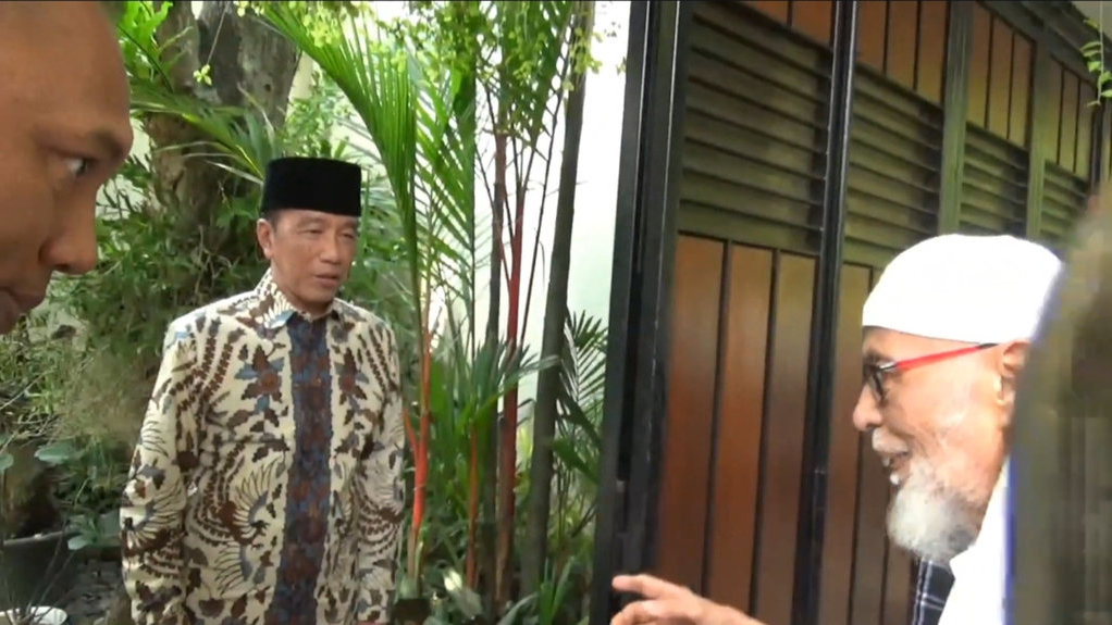 Eks Napiter sekaligus pengasuh Ponpes Al-Mukmin Ngruki Sukoharjo, Abu Bakar Ba'asyir temui Jokowi di kediaman Presiden RI Ke-7 di Solo, Senin (29/9) siang. (FOTO/Febri Nugroho) Abu Bakar Ba'asyir temui Jokowi