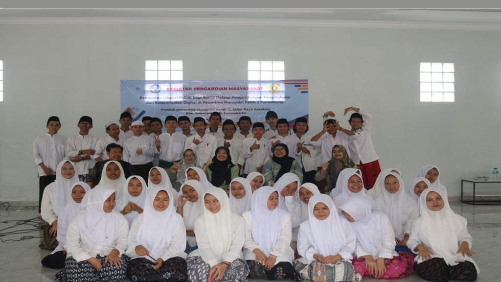 Para santri dan dosen Jurusan Ilmu Politik FISIP UPNVJ berfoto bersama usai melaksanakan kegiatan Pengabdian kepada Masyarakat di Pondok Pesantren Mursyidul Falah 2, Kecamatan Sukatani, Kabupaten Purwakarta, Jawa Barat. (FOTO/dok.FISIP UPNVJ) Rilis FISIP UPNVJ