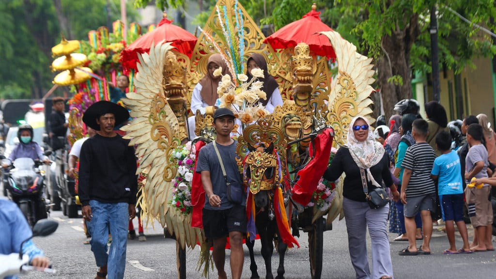 Warga mengarak kembang endog (telur hias) menggunakan dokar wisata pada tradisi endog-endogan di Banyuwangi, Jawa Timur, Kamis (29/9/2025). ANTARA FOTO/Budi Candra Setya/bar Pawai bunga telur memperingati Maulid Nabi Muhammad