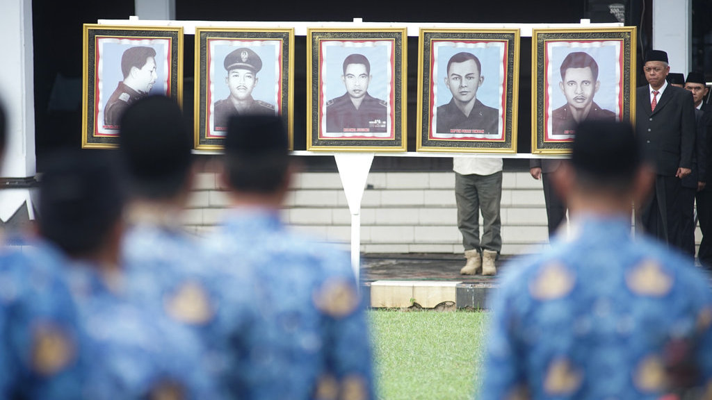 Sejumah aparatur sipil negara (ASN) menghadap ke arah deretan foto pahlawan revolusi saat mengikuti upacara peringatan Hari Kesaktian Pancasila di Halaman Pendopo Kabupaten Batang, Jawa Tengah, Rabu (1/10/2025). ANTARA FOTO/Harviyan Perdana Putra/nym. Ajakan mengenang pahlawan revolusi di lingkungan pemda