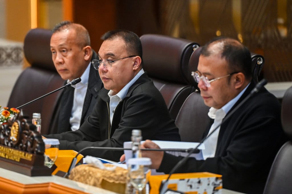 Wakil Ketua DPR Sufmi Dasco Ahmad (tengah), Saan Mustopa (kiri) dan Cucun Ahmad Syamsurijal (kanan) memimpin rapat audiensi dengan Asosiasi Pengemudi Independen dan Asosiasi Rumah Berdaya Pengemudi Indonesia di Kompleks Parlemen, Senayan, Jakarta, Rabu (1/10/2025). Dalam pertemuan tersebut DPR dan pemerintah menyepakati pembentukan tim kecil yang terdiri dari anggota Komisi V DPR, Kementerian Perhubungan, serta perwakilan asosiasi pengemudiuntuk membahas lebih detail sejumlah isu teknis. ANTARA FOTO/Rivan Awal Lingga/foc. Audiensi Pimpinan DPR dengan Asosiasi Pengemudi Independen