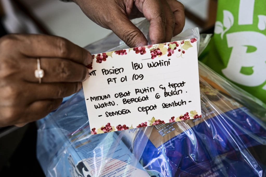 Kader Agen Tumpas TBC menyiapkan bantuan makanan pendamping untuk pasien tuberkulosis di Jalembar Baru, Jakarta Barat. ANTARAFOTO/Sulthony Hasanuddin Langkah Mulia Agen Siaga Tuberkulosis