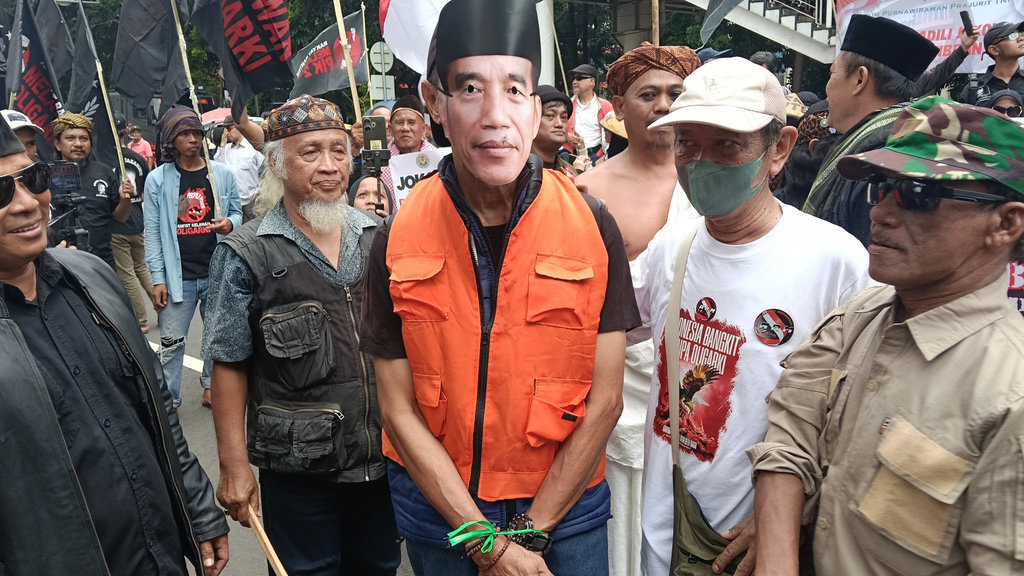 Sejumlah massa yang tergabung dalam Gerakan Lintas Aliansi Adili Koruptor (Gladiator) menggelar aksi di depan Gedung Merah Putih Komisi Pemberantasan Korupsi (KPK), Jakarta Selatan, Kamis (2/10/2025). tirto.id/Auliya Umayna Aksi Massa Gladiator di KPK