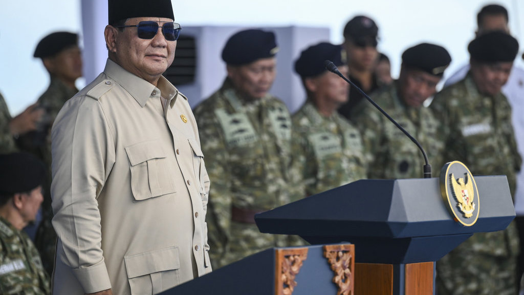 Presiden Prabowo Subianto menghadiri pemberian Tanda Kehormatan Bintang Yudha Dharma Pratama dan Samkaryanugraha di atas KRI dr. Radjiman Wedyodiningrat di perairaan Teluk Jakarta, Kamis (2/10/2025). Presiden Prabowo Subianto menganugerahkan Tanda Kehormatan Bintang Yudha Dharma Pratama kepada enam prajurit dan Samkaryanugraha kepada 12 satuan TNI yang dinilai telah memberikan kontribusi besar bagi bangsa dan negara. ANTARA FOTO/Hafidz Mubarak A/agr Presiden anugerahkan Bintang Yudha Dharma Pratama dan Samkaryanugraha