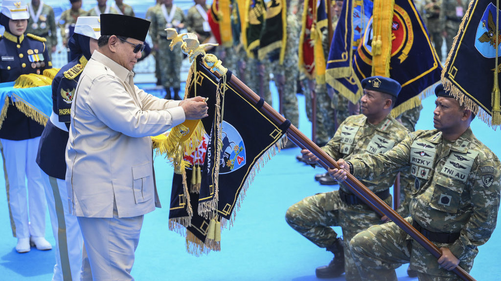 Presiden Prabowo Subianto memberikan Tanda Kehormatan Samkaryanugraha kepada Skadron Udara Lanud Atang Sendjaja di atas KRI dr. Radjiman Wedyodiningrat di perairaan Teluk Jakarta, Kamis (2/10/2025). Presiden Prabowo Subianto menganugerahkan Tanda Kehormatan Samkaryanugraha kepada 12 satuan TNI yang dinilai telah memberikan kontribusi besar bagi bangsa dan negara. ANTARA FOTO/Hafidz Mubarak A/agr Presiden anugerahkan tanda kehormatan Samkaryanugraha