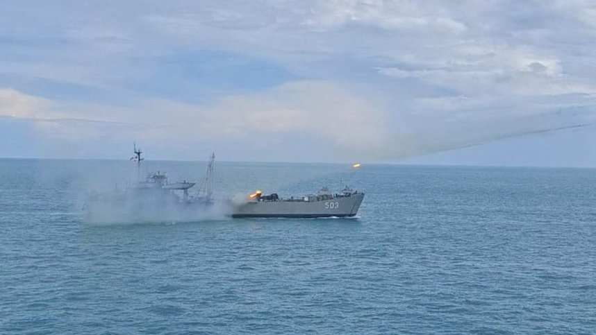 Kapal Perang Republik Indonesia (KRI) Teluk Amboina-503 melepaskan sejumlah tembakan dari Multi Launcher Rocket System (MLRS) RM-70 Grad pada saat kegiatan sailing pass TNI Angkatan Laut (AL) di Teluk Jakarta, Kamis (2/10/2025). tirto.id/Naufal Majid KRI Teluk Amboina-503