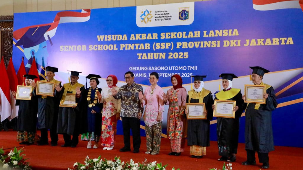 Gubernur DKI Jakarta, Pramono Anung, didampingi Kepala Dinas Pemberdayaan, Perlindungan Anak, dan Pengendalian Penduduk (PPAPP) DKI Jakarta, Iin Mutmainnah, menghadiri Wisuda Akbar Sekolah Lansia Senior School Pintar (SPP) di Taman Mini Indonesia Indah (TMII), pada Kamis (18/9). FOTO/Humas Pemprov DKI Jakarta Wisuda Akbar Sekolah Lansia Senior School Pintar