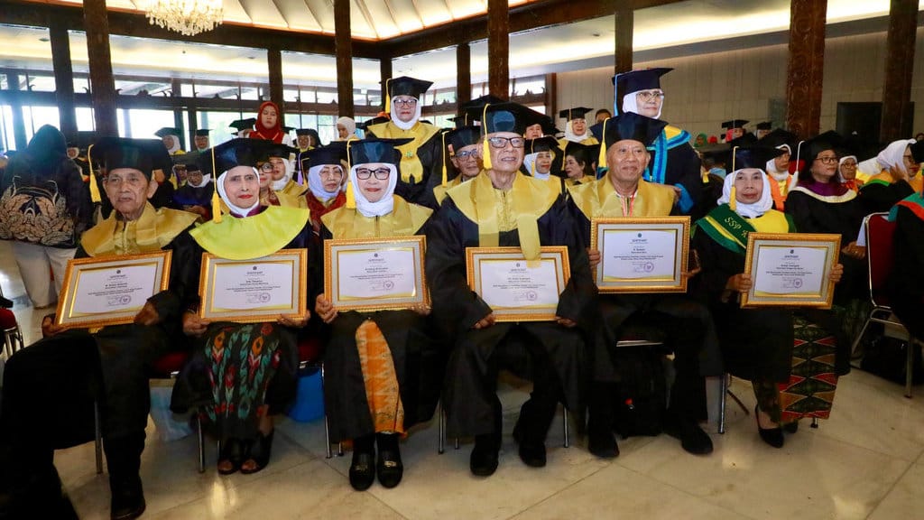 Gubernur DKI Jakarta, Pramono Anung, didampingi Kepala Dinas Pemberdayaan, Perlindungan Anak, dan Pengendalian Penduduk (PPAPP) DKI Jakarta, Iin Mutmainnah, menghadiri Wisuda Akbar Sekolah Lansia Senior School Pintar (SPP) di Taman Mini Indonesia Indah (TMII), pada Kamis (18/9). FOTO/Humas Pemprov DKI Jakarta Wisuda Akbar Sekolah Lansia Senior School Pintar