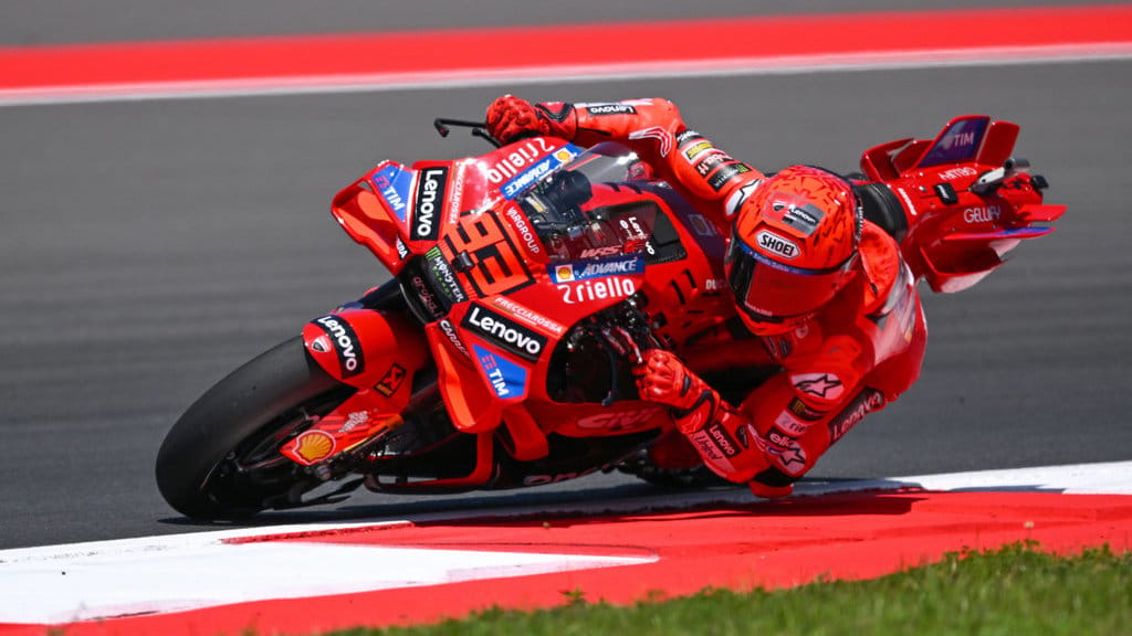 Pembalap Ducati Lenovo Team Marc Marquez memacu kecepatan motornya dalam sesi latihan bebas MotoGP Indonesia 2025 di Sirkuit Internasional Pertamina Mandalika, Lombok Tengah, Nusa Tenggara Barat, Jumat (3/10/2025). MotoGP Indonesia yang merupakan Seri ke-18 MotoGP tahun ini berlangsung pada 3-5 Oktober 2025. ANTARAFOTO/Aditya Pradana Putra/rwa. Sesi latihan bebas MotoGP Indonesia