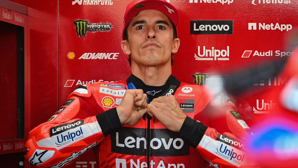 Pembalap Ducati Lenovo Team Marc Marquez bersiap di paddock sebelum mengikuti sesi latihan bebas MotoGP Indonesia 2025 di Sirkuit Internasional Pertamina Mandalika, Lombok Tengah, Nusa Tenggara Barat, Jumat (3/10/2025). MotoGP Indonesia yang merupakan Seri ke-18 MotoGP tahun ini berlangsung pada 3-5 Oktober 2025. ANTARAFOTO/Aditya Pradana Putra/rwa. Sesi latihan bebas MotoGP Indonesia