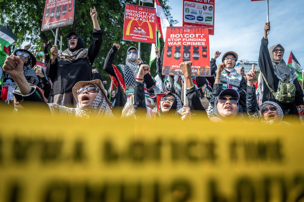 Peserta yang tergabung dalam Global Peace Convoy mengikuti aksi mengawal Global Sumud Flotilla di depan Kedutaan Besar Amerika Serikat, Jakarta, Jumat (3/10/2025). ANTARA FOTO/Bayu Pratama S/YU Aksi mengawal Global Sumud Flotilla di Jakarta