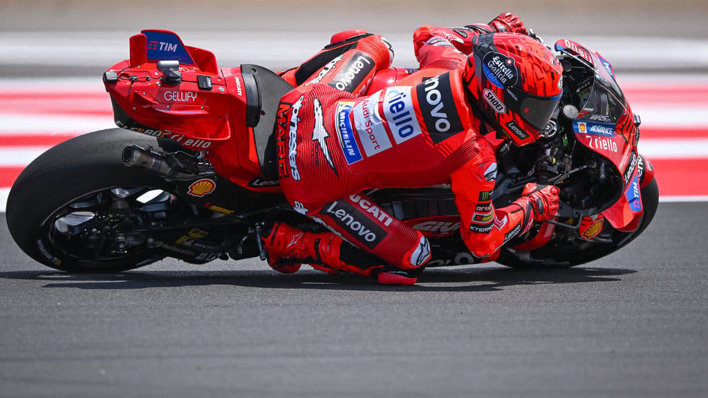 Pembalap Ducati Lenovo Team Marc Marquez memacu kecepatan sepeda motornya dalam sesi kualifikasi Q2 MotoGP Indonesia 2025 di Sirkuit Internasional Pertamina Mandalika, Lombok Tengah, Nusa Tenggara Barat, Sabtu (4/10/2025). ANTARAFOTO/Aditya Pradana Putra/tom. Kualifikasi MotoGP Indonesia 2025