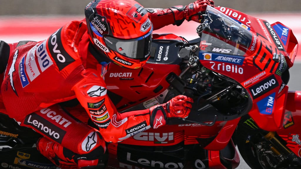Pembalap Ducati Lenovo Team Marc Marquez memacu kecepatan sepeda motornya dalam sesi kualifikasi Q2 MotoGP Indonesia 2025 di Sirkuit Internasional Pertamina Mandalika, Lombok Tengah, Nusa Tenggara Barat, Sabtu (4/10/2025). ANTARAFOTO/Aditya Pradana Putra/tom. Kualifikasi MotoGP Indonesia 2025
