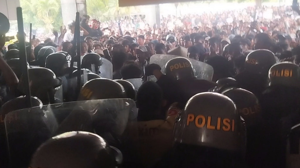 Unjuk rasa dari penambang rakyat untuk meminta keadilan dalam tata kelola timah. (Rama Nuansa/Berita-Fakta.com Unjuk rasa Penambang di PT Timah