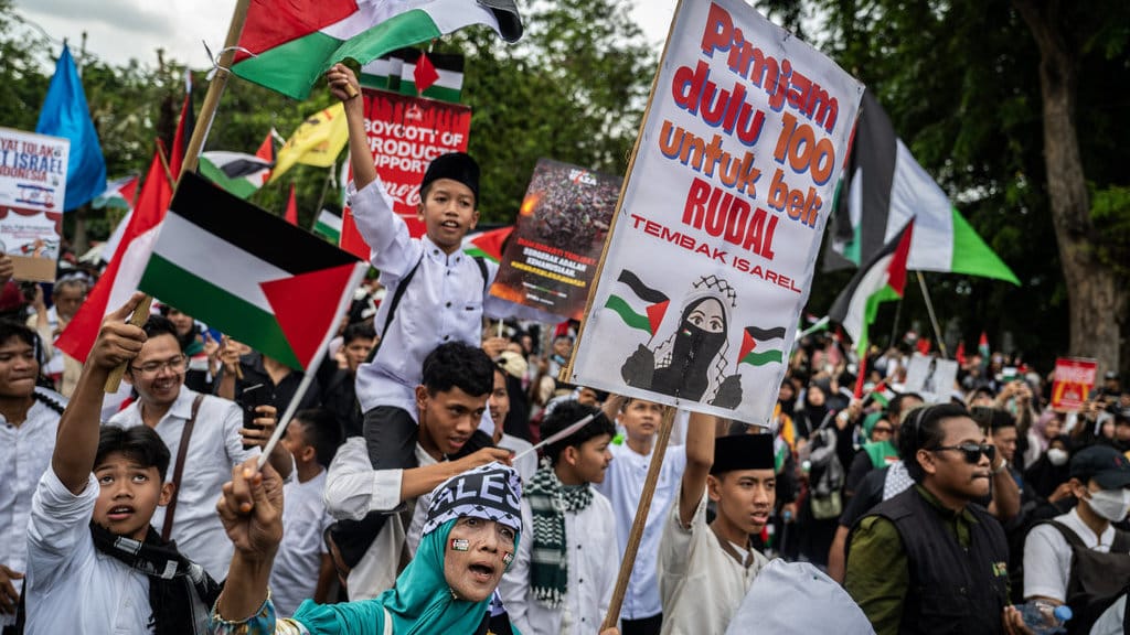 Pengunjuk rasa membawa poster dukungan saat aksi solidaritas bela Palestina di depan Kedutaan Besar Amerika Serikat, Jakarta, Selasa (7/10/2025). ANTARA FOTO/Bayu Pratama S/tom. Aksi solidaritas bela Palestina di Jakarta